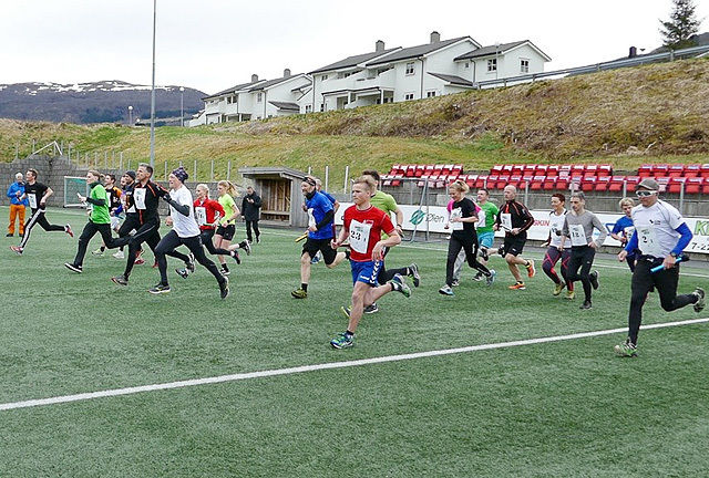 Starten frå stadion i Ølen med 24 lag i full fart. (Foto: Medvind24)