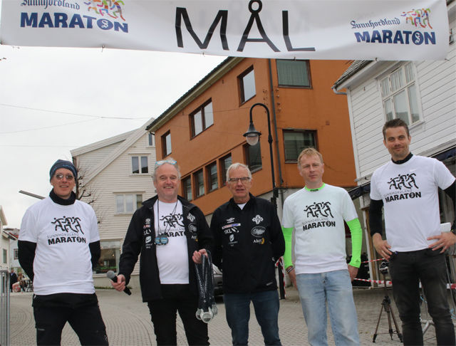 Arrangørenstaben under den første utgave av Sunnhordland Maraton var strålende fornøyd. (f.v. Asle Skulstad, Runar Øvrebø, Reidar Nesse, Nils Hetleflåt og Mats Tonning.)