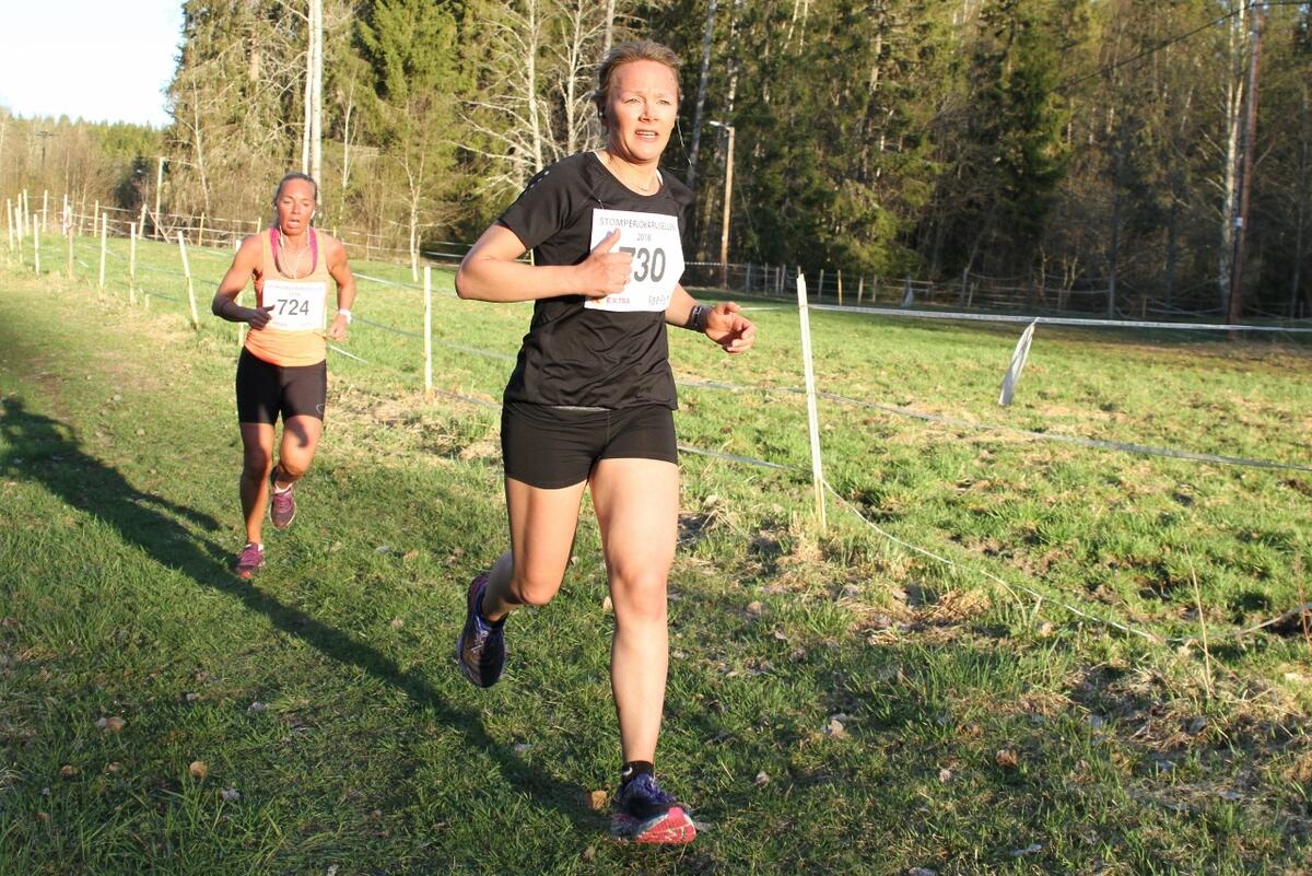 IMG_0962_Thea_Haug_foran_Julie_Sofie_Aas (1280x854)
