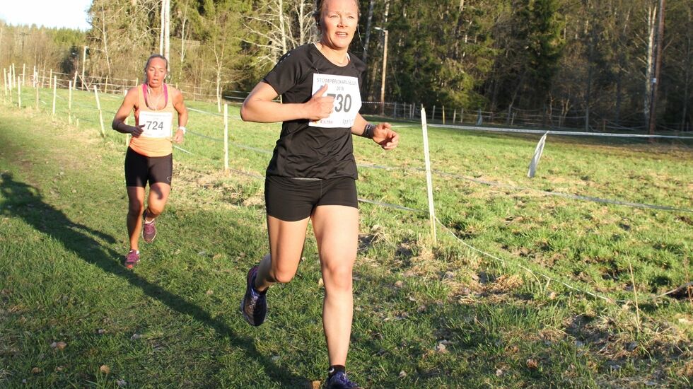 Thea Haug i teten foran Julie Sofie Aas i forrige løp i Stomperudkarusellen. Rekkefølgen var den samme i 3. løp 14. august. (Foto: Olav Engen)