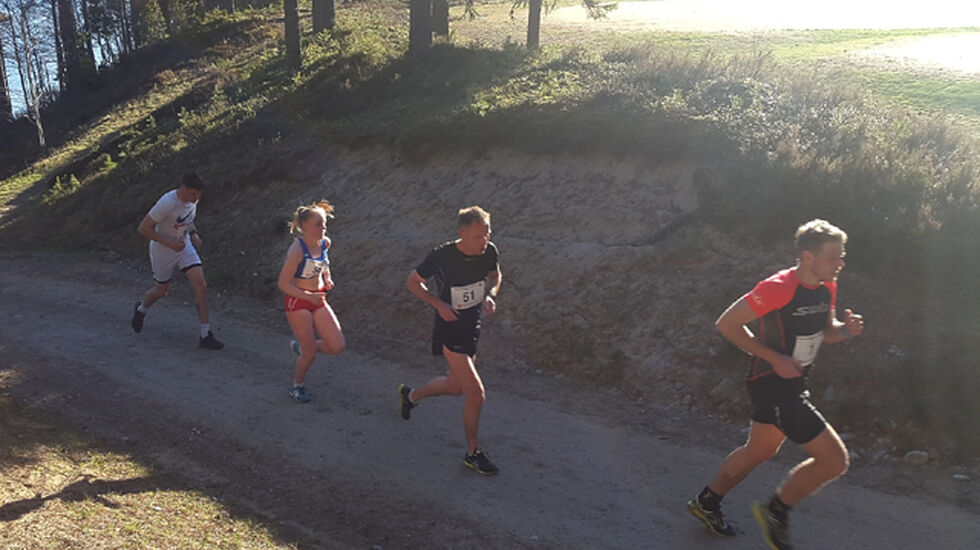 En samlet kvartett på veg opp fra Lierfløyta tirsdag kveld (fra h.): Ole Olsen, Morten Tronbøl, vinner Karoline Duelien Vaaje og Tony Hammer. (Foto: Privat)