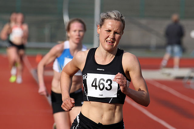 Pernilla Eugenie Epland fra Stord har mest krefter på slutten av sin 3000 meter og drar fra Lena Selen. Pernilla Eugenie Epland fra Stord har mest krefter på slutten av sin 3000 meter og drar fra Lena Selen.