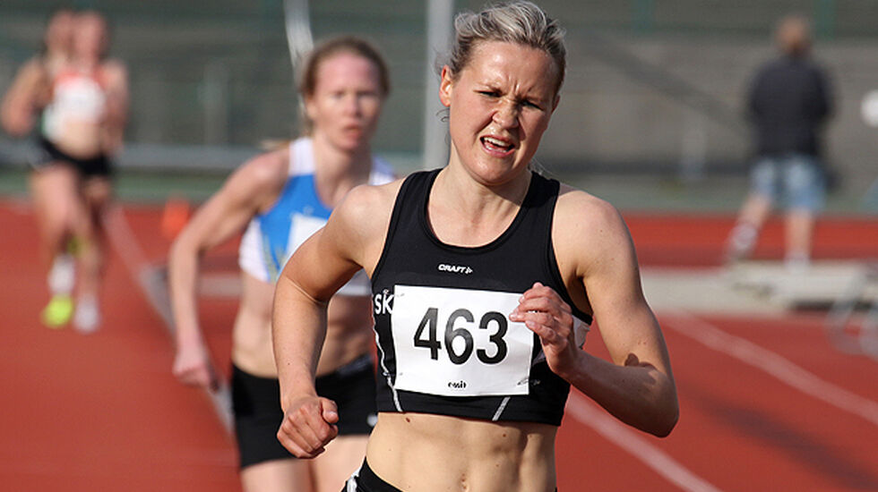 Pernilla Eugenie Epland fra Stord har mest krefter på slutten av sin 3000 meter og drar fra Lena Selen.