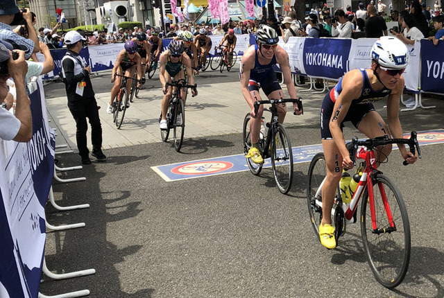 Lotte Miller under syklingen, her nr.2 fra høyre. Foto: Arild Tveiten, Norges Triathlonforbund