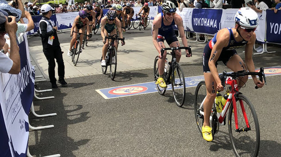 Lotte Miller under syklingen, her nr.2 fra høyre. Foto: Arild Tveiten, Norges Triathlonforbund