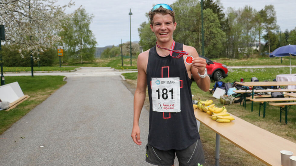 Jonas Hesthaug fra Eidsdal i Norddal kommune på Sunnmøre har det siste året vært engasjert i Ungdom i Oppdrag og gått disippelskole på New Zealand. Det har ikke hindret han fra å trene mye løping som i dag resulterte i seier på Ålesund Maraton. Foto: Helge Fuglseth