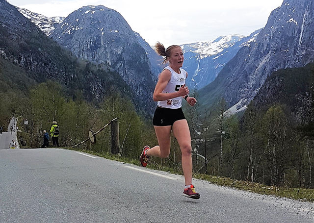 Eli Anne Dvergsdal spurtar i mål til ny løyperekord på tida 10:31 og forbedra den fem år gamle rekorden til Silje Rafaelsen med 10 sekundar. Foto: Guro Hauge Eli Anne Dvergsdal spurtar i mål til ny løyperekord på tida 10:31 og forbedra den fem år gamle rekorden til Silje Rafaelsen med 10 sekundar. Foto: Guro Hauge