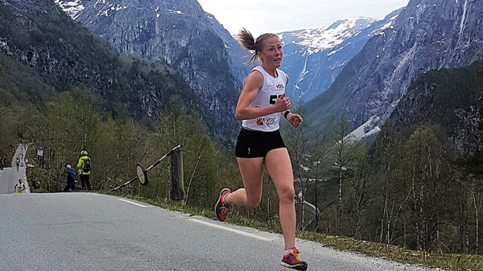 Eli Anne Dvergsdal spurtar i mål til ny løyperekord på tida 10:31 og forbedra den fem år gamle rekorden til Silje Rafaelsen med 10 sekundar. Foto: Guro Hauge