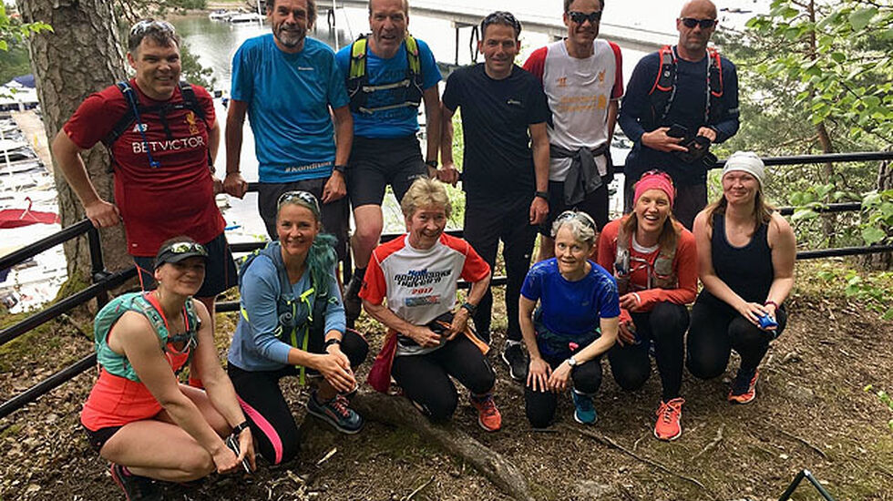 De 13 deltakerne, her ved 12 av dem, mens Marit Tørstad står bak kameraet, på utsiktspunkt på Nordre Malmøya.