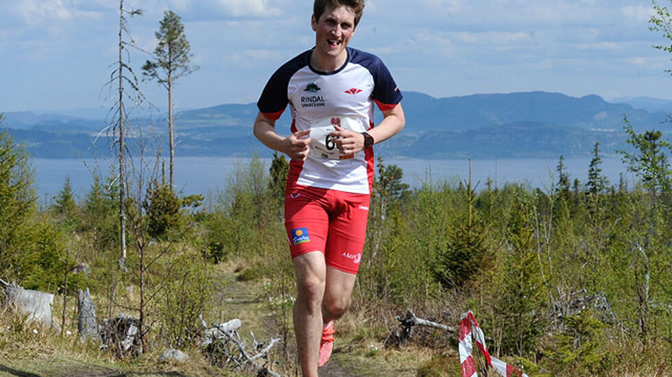Med Forbordsfjellet i bakgrunnen, der han har vunnet motbakkeløp tidligere, ser vi Kristian Engen Forbord løpe inn til seier i Malvikingen Opp. (Foto: Arne Brunes)