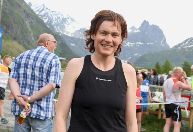47-åringen Brynhild Synstnes vant dagens løp på Åndalsnes. Tidligere har Brynhild blitt nummer 7 i VM på halvmaraton i 1994 der hun også var med og tok sølv i lagkonkurransen. I 2001 tok hun 3 NM-gull på maraton, halvmaraton og 6 km terreng-løp