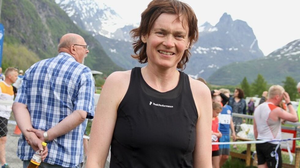 47-åringen Brynhild Synstnes vant dagens løp på Åndalsnes. Tidligere har Brynhild blitt nummer 7 i VM på halvmaraton i 1994 der hun også var med og tok sølv i lagkonkurransen. I 2001 tok hun 3 NM-gull på maraton, halvmaraton og 6 km terreng-løp