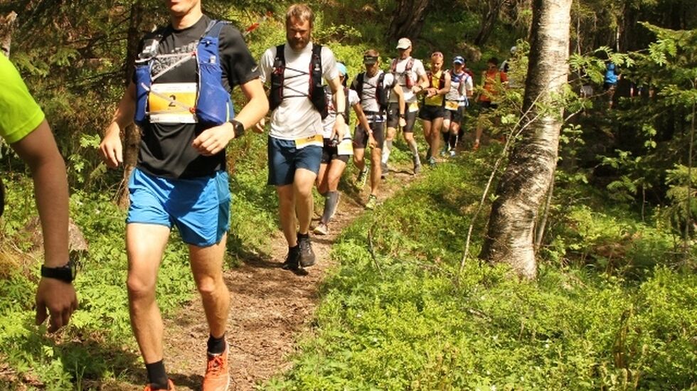 Fjorårsvinner Rolf Skotheim la seg litt bak i køen i utforbakken ned fra start, men det varte ikke så lenge før han var i tetposisjon. (Foto: Olav Engen)