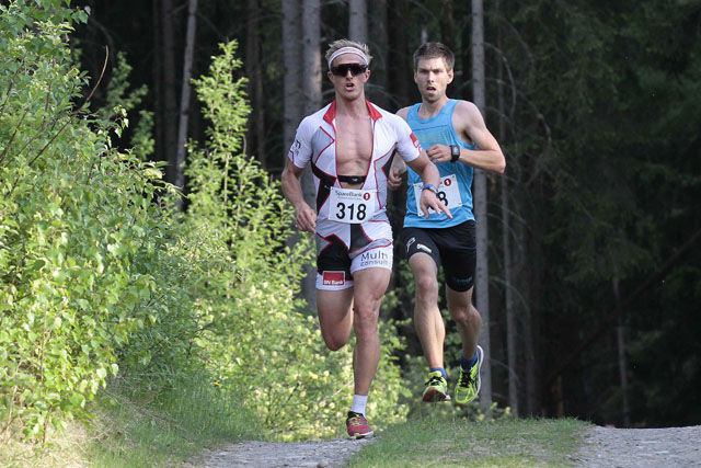 Langløpspesialisten Morten Eide Pedersen (318) fra Team BN Bank ledet det meste av løpet, men ble slått i spurten av Geir Steig (68) fra Luster IL. Foto: Jørgen Skaug