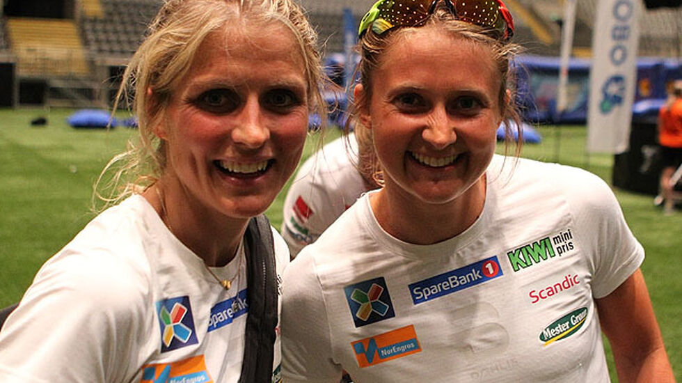 Nr. 1 og 2: Therese Johaug og Ingvild Flugstad Østberg i Telenor Arena etter løpet. (Foto: Kjell Vigestad)