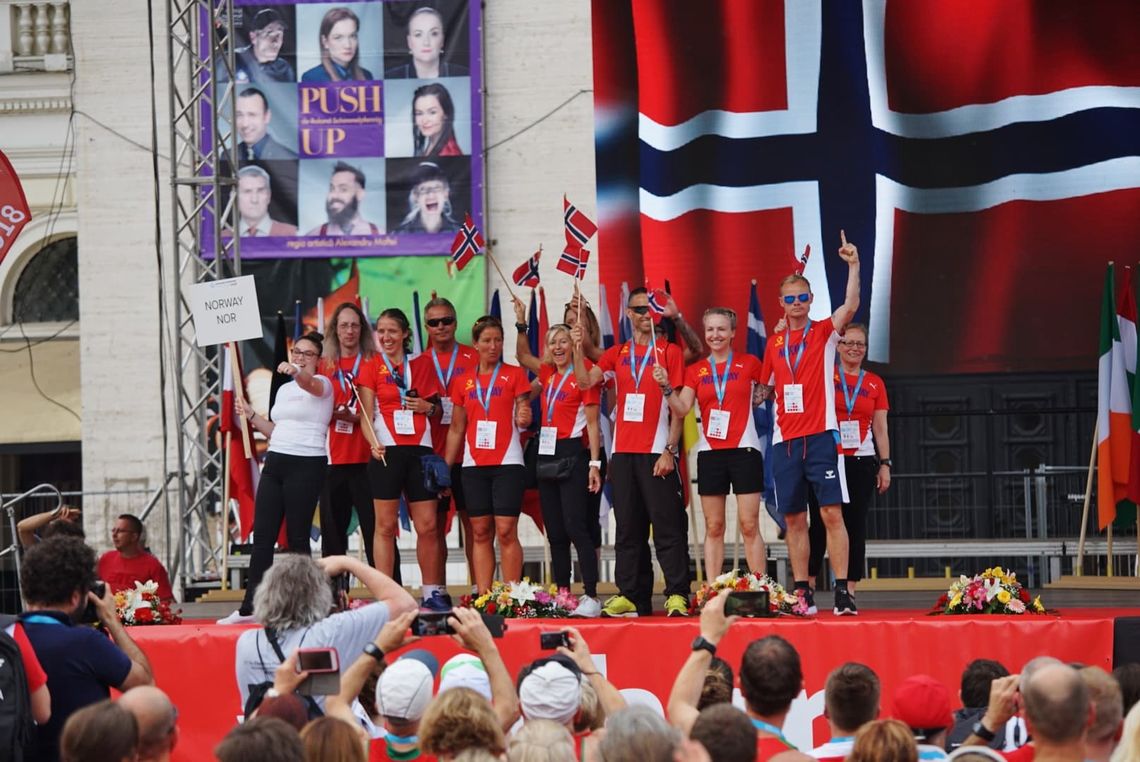 Den norske troppen med løpere og ledere under fredagens åpningsseremoni. (Foto: Johan Percy Holmgren)