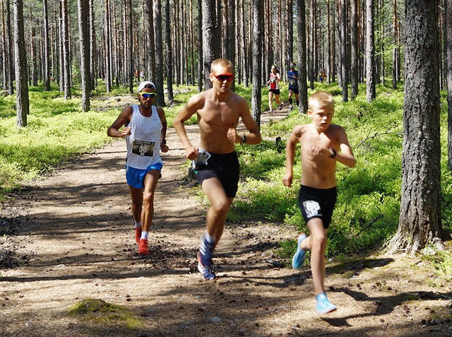 Richard Larsson (til venstre) vant det ca. 5 km lange Hank Williams Minneløp. Etter ca. 600 m lå han på tredjeplass, bak Teodor Hansen (til høyre) og Aleksander Nybakk. I bakgrunnen i rødt ser vi dagens raskeste kvinne, Jessica Gunnarsson. (Foto: Lars Frode Strømland)