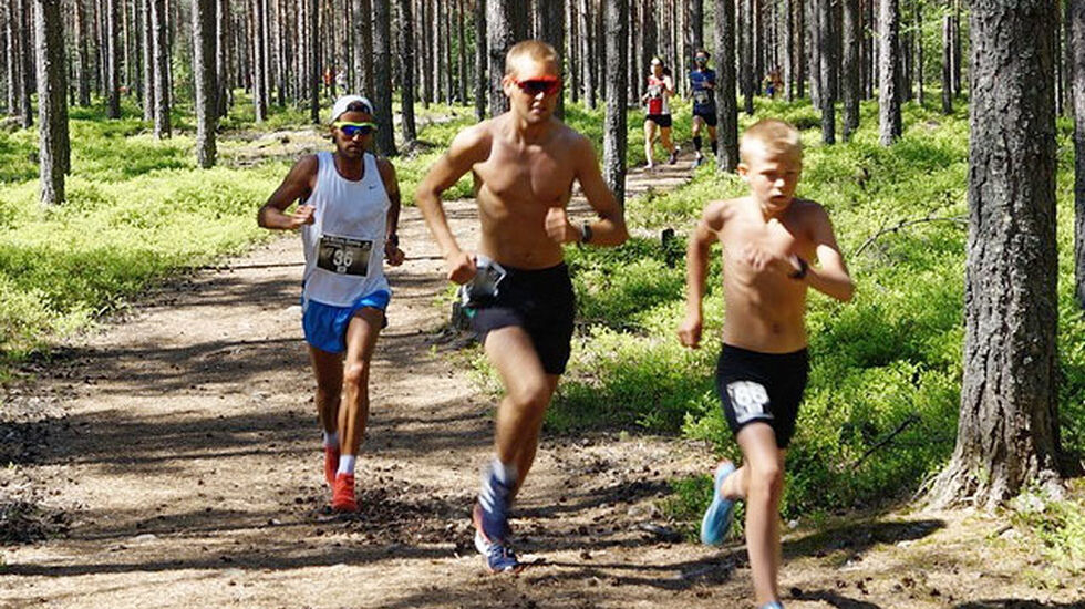 Richard Larsson (til venstre) vant det ca. 5 km lange Hank Williams Minneløp. Etter ca. 600 m lå han på tredjeplass, bak Teodor Hansen (til høyre) og Aleksander Nybakk. I bakgrunnen i rødt ser vi dagens raskeste kvinne, Jessica Gunnarsson. (Foto: Lars Frode Strømland)