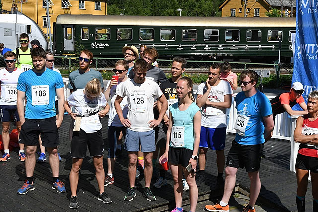 Flåmsbanen og løperne. Foto:: Daniel Holm - arrangøren