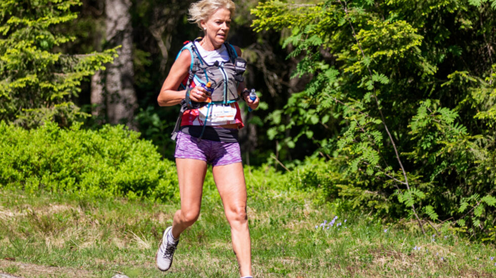 Rita Nordsveen med et godt grep om både gel og drikke på Ecotrail i rundt 30 varmegrader sist lørdag. (Foto: Sylvain Cavatz)