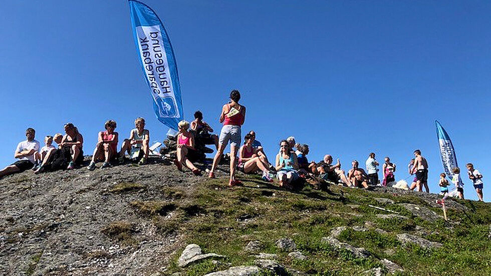 Med 39 løparar på tid og 83 i turklassa blei det etterkvart folksomt på toppen.