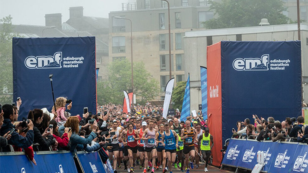 Et av felta i Edinburgh Marathon Festival har nettopp fått det befriende startsignalet. (Foto: arrangøren) 