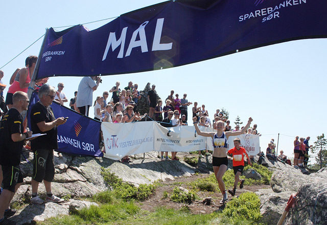 Marianne Roe løp over mål som vinner av Skuggenatten Opp en solfylt dag i 2016. (Foto: arrangøren)