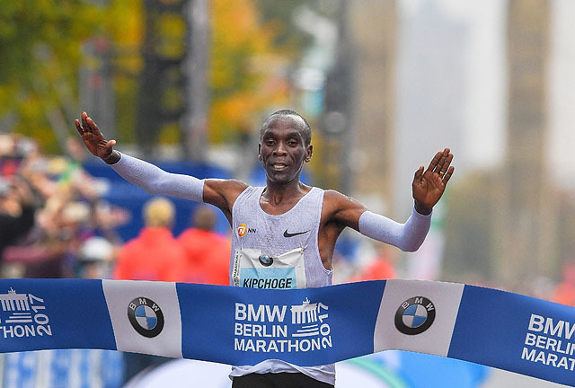 Eliud Kipchoge krysser målstreken som vinner av Berlin Marathon 2017. (Foto: Berlin Marathon)
