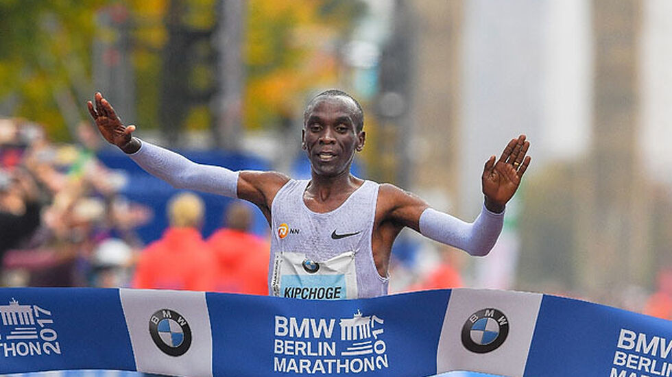Eliud Kipchoge krysser målstreken som vinner av Berlin Marathon 2017. (Foto: Berlin Marathon)
