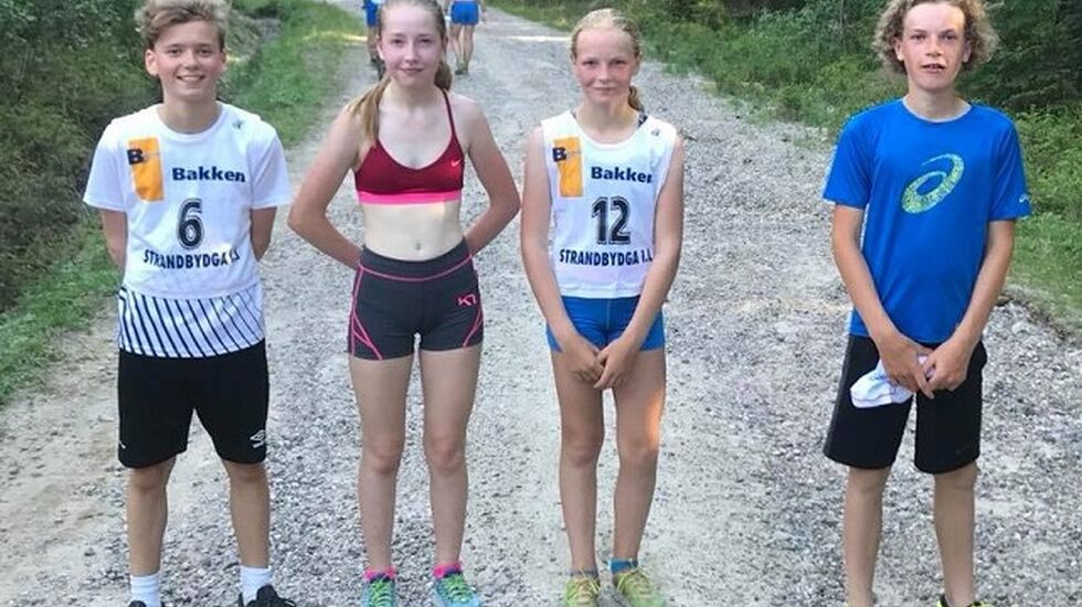 Unge løpere etter vel gjennomført motbakketest i Stavåsen torsdag kveld (fra v.) Theodor Lindtveit, Kristina Langsethagen, Kristine Hagen og Øystein Sagmoen. (Foto: Ulf Erik Strand)