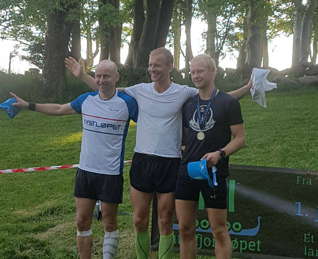 Thomas Hetland, Tom Ole Dalsrud og Johannes Guddal på seierspallen for menn.   Foto: Kolbjørn Hetland.