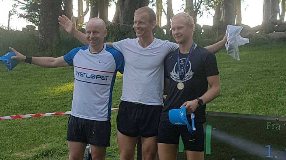 Thomas Hetland, Tom Ole Dalsrud og Johannes Guddal på seierspallen for menn. Foto: Kolbjørn Hetland.