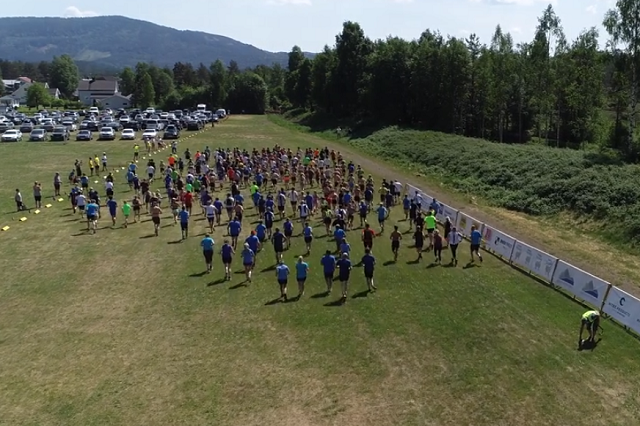 Starten av årets NM-utgave av Skuggenatten Opp filmet bakfra ved hjelp av drone. (Arrangørfoto)