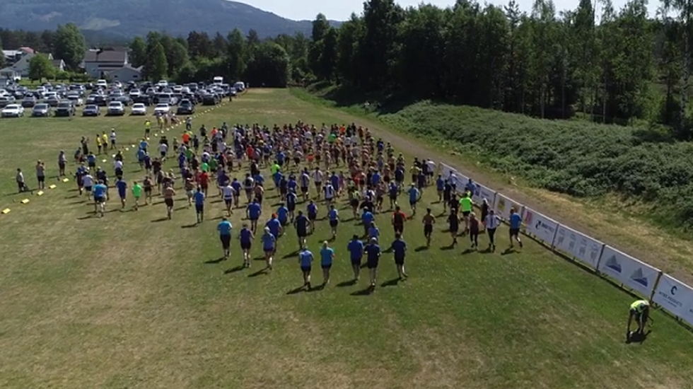 Starten av årets NM-utgave av Skuggenatten Opp filmet bakfra ved hjelp av drone. (Arrangørfoto)