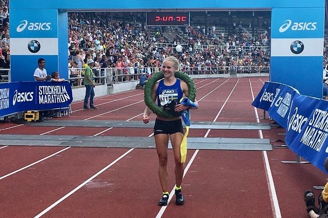 Mikaela Larsson, Spårvägens FK, vinner av ASICS Stockholm Marathon 2018 på 2:40:28. (Arrangørfoto)
