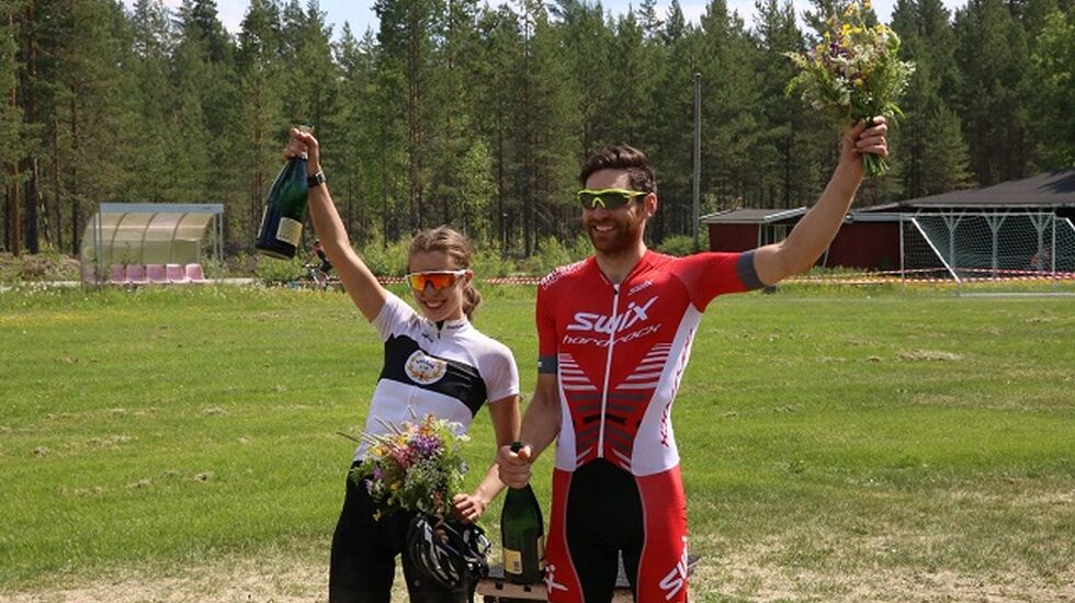 Francisca Vivian Da Silva Eriksen, Sagene IF Sykkel og Vidar Mehl, Raufoss & Gjøvik SK / SWIX Hard Rocx med champis og blomster på Lundersæter lørdag. (Foto: Mathias Mesøy Berg)