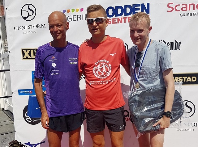 De tre som løp under tre timer i varmmen i Grimstad lørdag: Vinner Andreas Grøgaard omkranset av toeren Erik Bergersen (til v.) og treeren Even Bentzen Løvås. (Arrangørfoto)