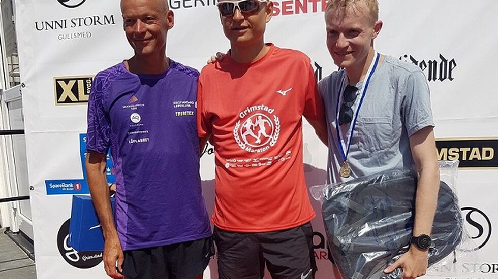De tre som løp under tre timer i varmmen i Grimstad lørdag: Vinner Andreas Grøgaard omkranset av toeren Erik Bergersen (til v.) og treeren Even Bentzen Løvås. (Arrangørfoto)