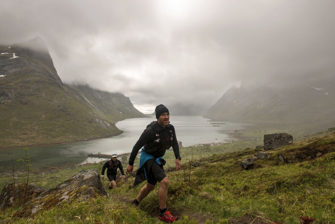 Det er tøft og magisk å løpe 161 kilometer i Lofoten. (Foto: Kai-Otto Melau)