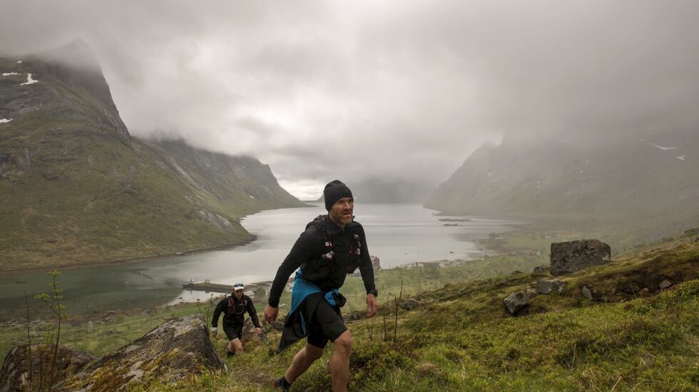 Det er tøft og magisk å løpe 161 kilometer i Lofoten. (Foto: Kai-Otto Melau)