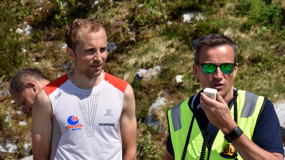 Thorbjørn Ludvigsen, Varegg IL deltok for første gang i Hovlandstølen Opp, og tok som ventet en enkel seier. Her blir han intervjuet etter løpet av André Høyset fra arrangøren, Eikefjord IL Friidrett. (Alle foto: Ronny Osland)