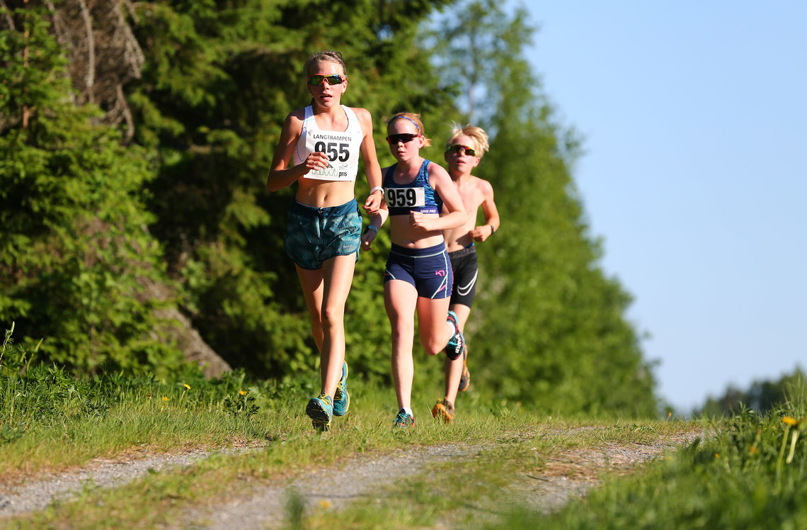 Dorthe Marie Enebakk (J14) og Ida Lockert Skjold (J14) i bra driv på 5,6 kilometeren. Løperen bak dem tror vi er Martin Andre Enebakk (G12). (Foto: Bjørn Hytjanstorp)