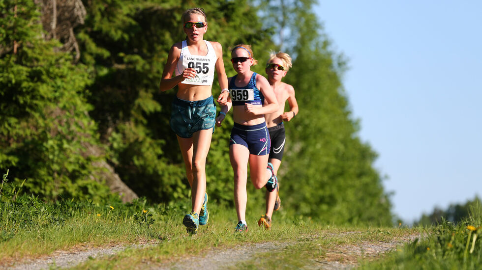 Dorthe Marie Enebakk (J14) og Ida Lockert Skjold (J14) i bra driv på 5,6 kilometeren. Løperen bak dem tror vi er Martin Andre Enebakk (G12). (Foto: Bjørn Hytjanstorp)