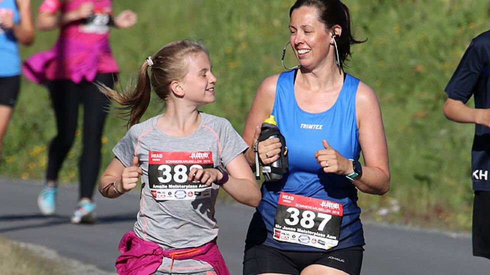Amalie og Siv Janne Meisterplass Aam er godt i gang med sin 5km i Sommerkarusellen.
