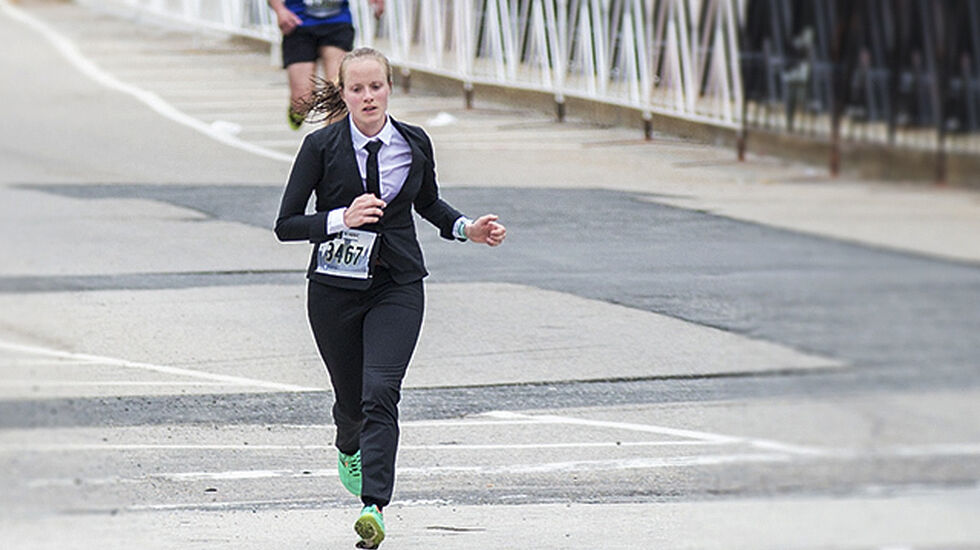Karoline Skatteboe var korrekt antrukket under Providence Rhode Races Halvmaraton. (Foto: Timothy Anaya / Ministry of Supply)