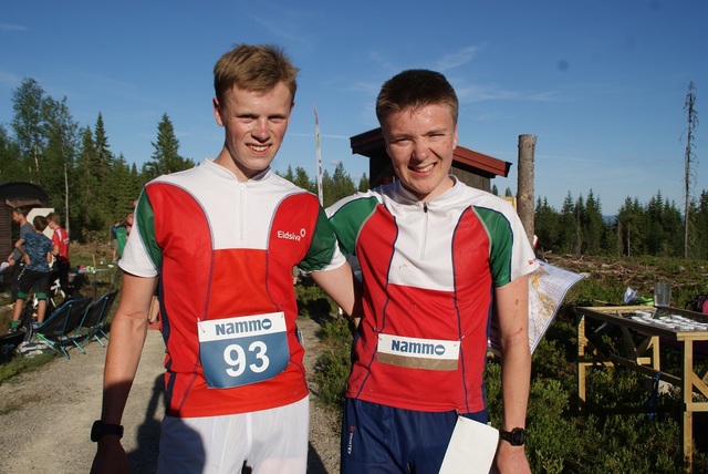Njaal Ellegaard Melby (til v.) ble slått med ett sekund av Eskil Frøisland i H17-20 på Gåsbu. (Foto: Stein Arne Negård)