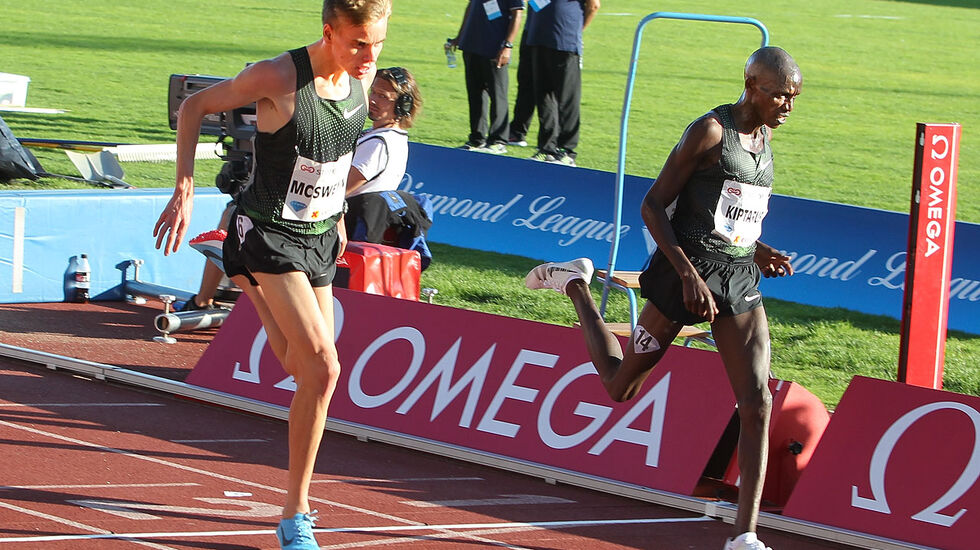 Spurtoppgjør: Dominic Kiptarius ble nesten nådd igjen på målstreken av Stewart McSweyn etter å ha dratt tetfeltet i 6000 m. (Foto: Kjell Vigestad)