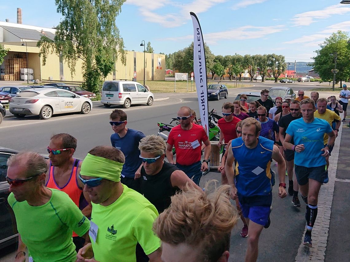 Fra starten med 31 aktive løpere onsdag kveld. (Foto: Morten Strandsveen)