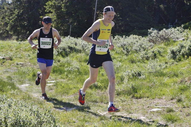 Isak Berget i tet like etter start, og derble hyan til mål. Bak ser vi Lars Kristian Granlund som kom på 21. plass. (Foto: Rolf Bakken)