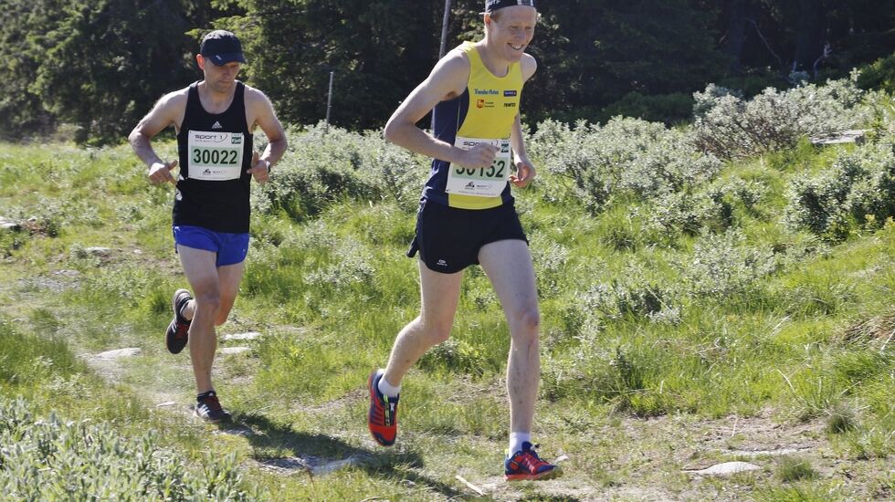 Isak Berget i tet like etter start, og derble hyan til mål. Bak ser vi Lars Kristian Granlund som kom på 21. plass. (Foto: Rolf Bakken)